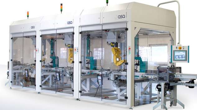 [Translate to Brazil:] Assembly line consisting of three robot cells with three press stations